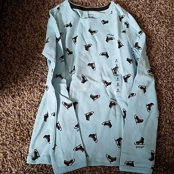 GAP Baby Blue Ice Skating Long Sleeve Shirt Size 6/7 Girls Winter Graphic Tee - Picture 1 of 2